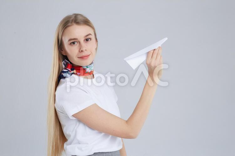 紙飛行機を持つ女性10 女性,外国人,紙飛行機の写真素材