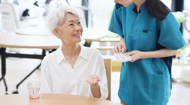 薬を受け取るアジア人高齢者 高齢者,薬,受け取るの写真素材