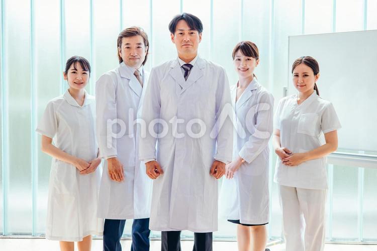 病院で働く日本人の男女（医者・看護師） 医者,病院,看護師の写真素材