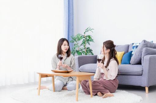 おうちで女子会をする若い女性たち 飲み,コピースペース,日本人の写真素材