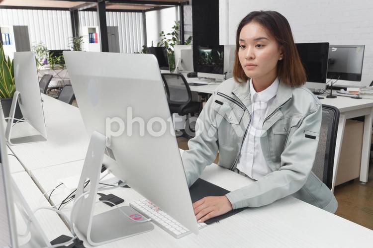 パソコンを使う製造業の社員13 会社員,製造業,女性の写真素材