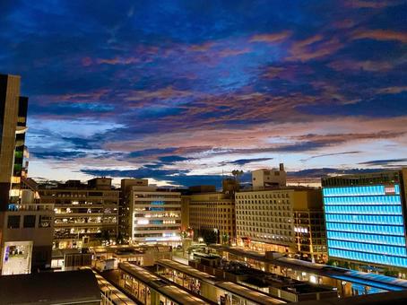 京都駅から見る夕焼け空から夜空 京都駅から見る夕焼け空から夜空の写真