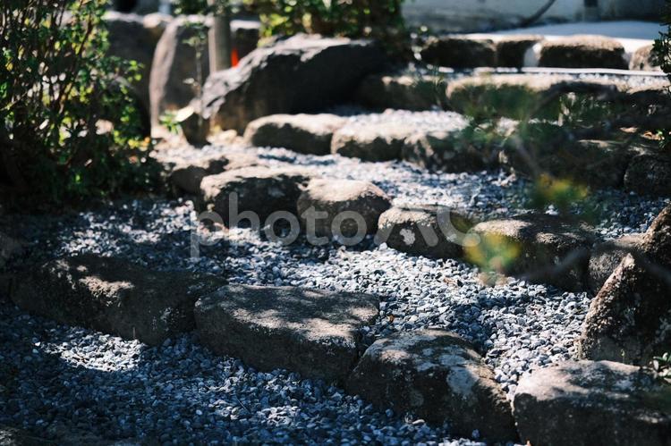 日差しを浴びるレトロな石階段 石階段,日差し,階段の写真素材