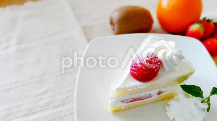 いちごのショートケーキ右寄せ上から横長 いちご,ショートケーキ,生クリームの写真素材