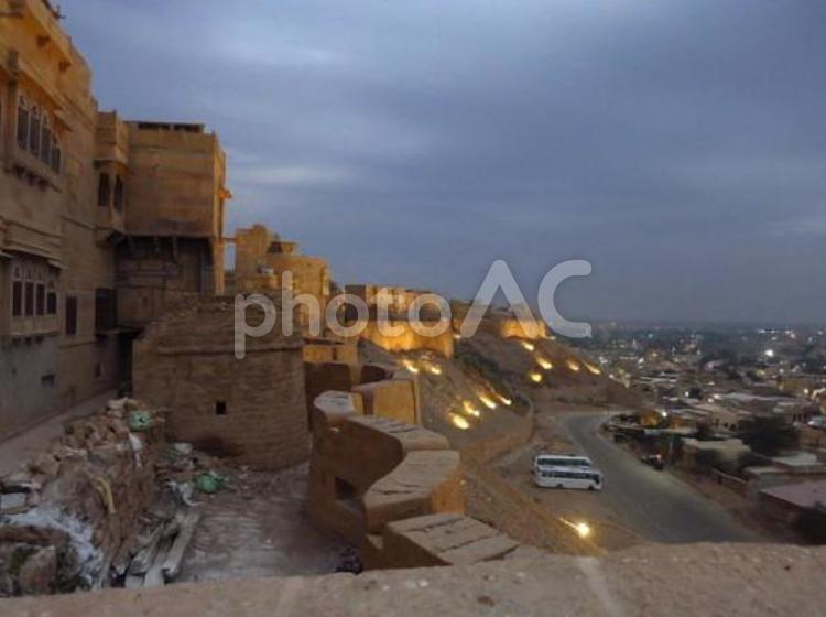インド　ジャイサルメール　夕暮の路地　2 夕暮れ,路地,石畳の写真素材