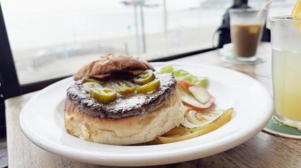 海沿い鎌倉のテラスで食べたハンバーガー 海沿い鎌倉のテラスで食べたハンバーガー ハンバーガー,カフェ,テラスの写真素材