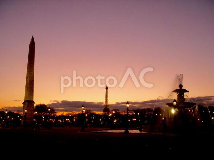 パリの夕暮れ 電灯,夕焼け,広場の写真素材