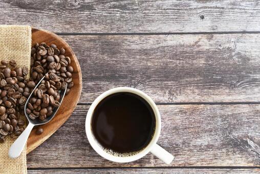 コーヒーとコーヒー豆の俯瞰イメージ コーヒー,カフェ,コーヒー豆の写真素材