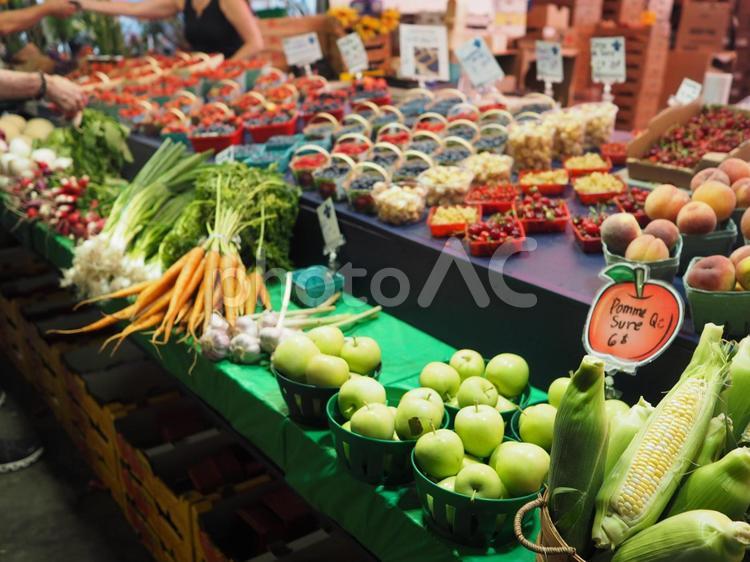 市場で販売されるカラフルな野菜と果物 ニンジン,人参,トウモロコシの写真素材
