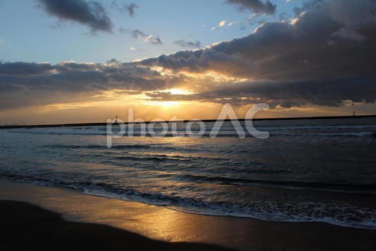 空と海に映る太陽の光芒 季節,環境,背景の写真素材
