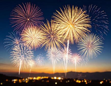 夜空に上がる打ち上げ花火 夜空に上がる打ち上げ花火の写真