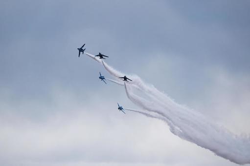 ブルーインパルス　チェンジオーバーターン 入間基地,航空祭,航空自衛隊の写真素材