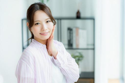 部屋でリラックスする女性 部屋でリラックスする女性 美容,笑顔,ポートレートの写真素材