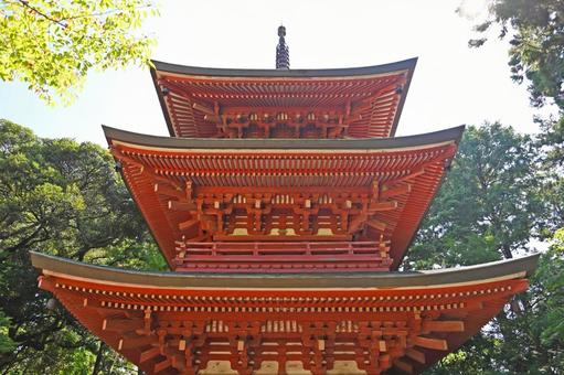 医王山 油山寺の三重塔 医王山 油山寺の三重塔 油山寺,三重塔,仏塔の写真素材