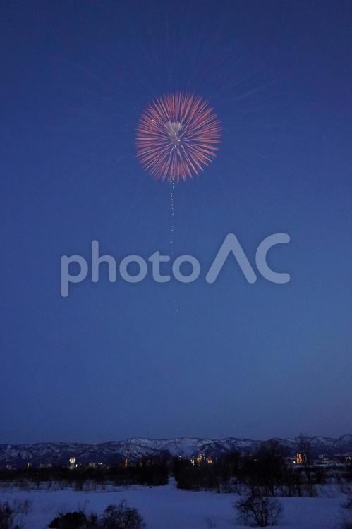 打ち上げ花火（冬の空）07 打ち上げ花火,花火,冬の写真素材