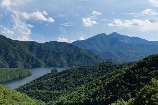秋元湖から磐梯山を望む 秋元湖から磐梯山を望むの写真
