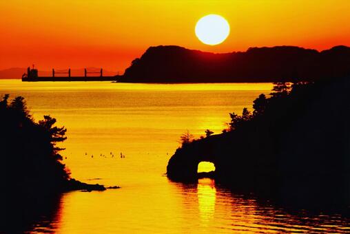 はなぐり岩から光が出る夕日岬 夕日岬,はなぐり岩,奇跡の光景の写真素材