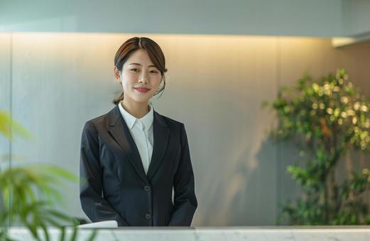 受付に立つ女性 受付に立つ女性の写真