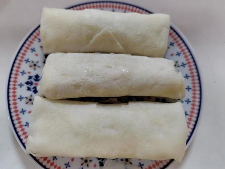 春巻き 春巻き 春巻き,春巻きの皮,鶏挽き肉の写真素材