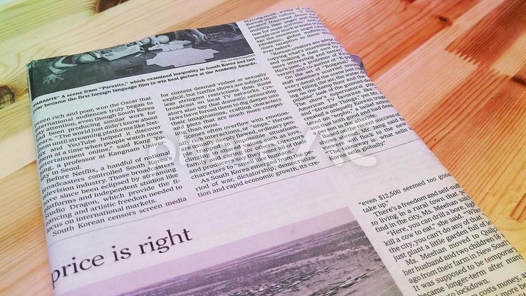 英字新聞のブックカバーをつけた書籍 英字新聞,本,古本の写真素材
