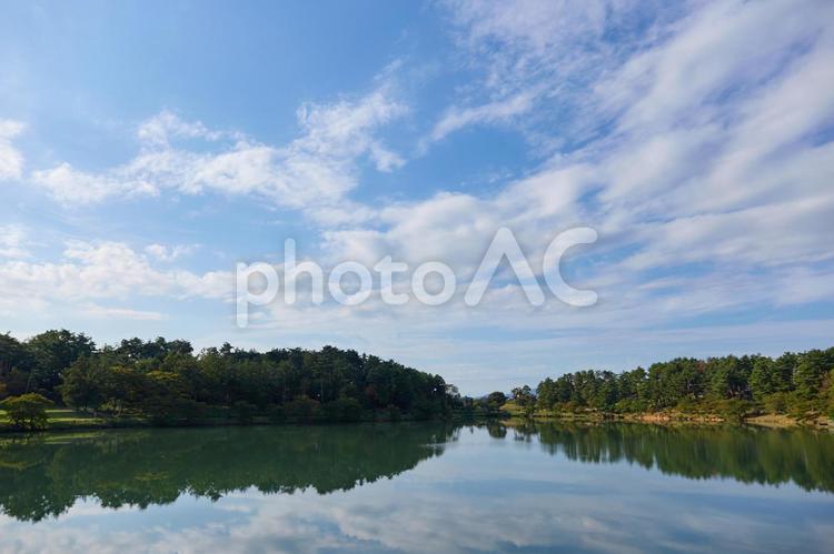 池と、池に映る雲 池,雲,映り込みの写真素材