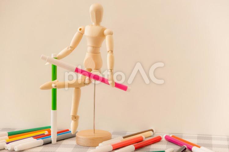 足を組んだデッサン人形とカラーペン 手書き,デッサン人形,カラーペンの写真素材