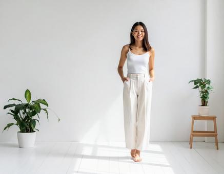 白い服を着た女性モデル 白い服を着た女性モデルの写真