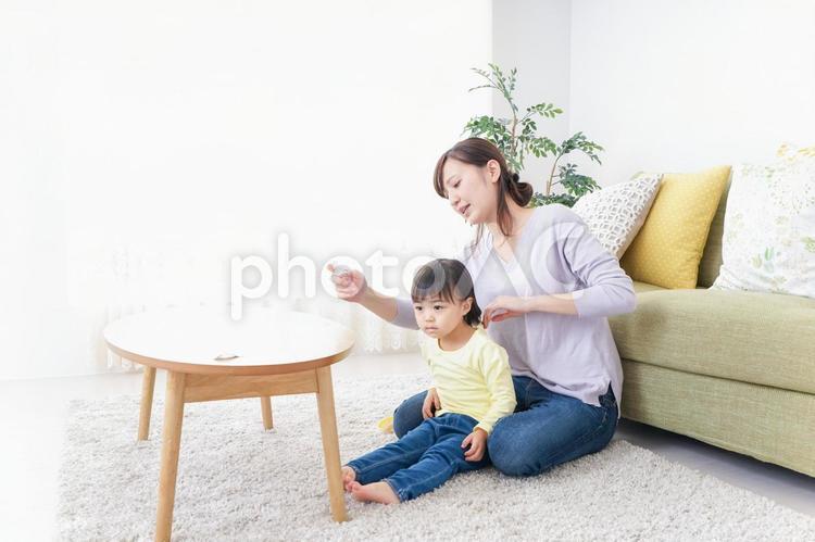子どもの髪の毛を結ぶお母さん チェック,日常,子育ての写真素材
