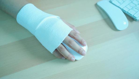 腱鞘炎サポーターをしてマウスをつかむ手 腱鞘炎サポーターをしてマウスをつかむ手の写真