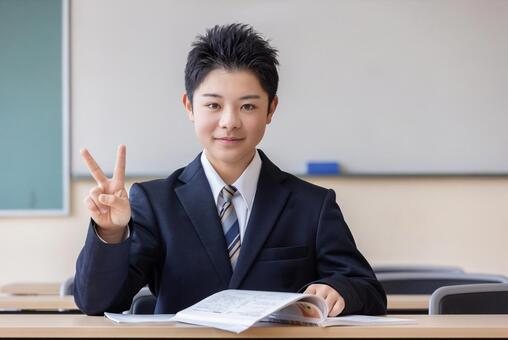 ピースサインする男子学生 ピース,学生,男子学生の写真素材