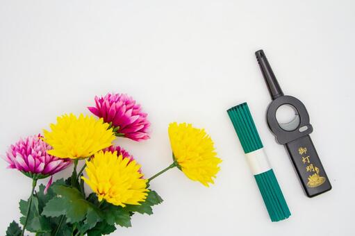 菊と線香とライター 菊,花,黄色の写真素材