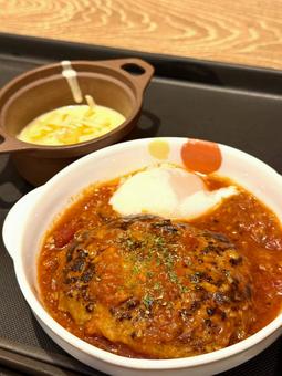 トマト煮込みハンバーグ ハンバーグ,トマト,温泉卵の写真素材