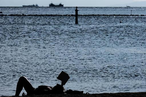 夏の浜辺でくつろぐ人 海,キレイ,たそがれの写真素材