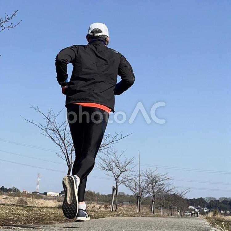 青空の下走る男性 男性,男,走るの写真素材