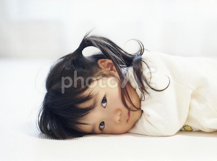 室内でごろごろする女の子 ごろごろ,部屋,室内の写真素材