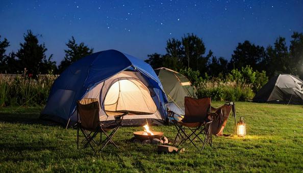 夜の星空の下の焚き火とテントキャンプ 夜の星空の下の焚き火とテントキャンプの写真