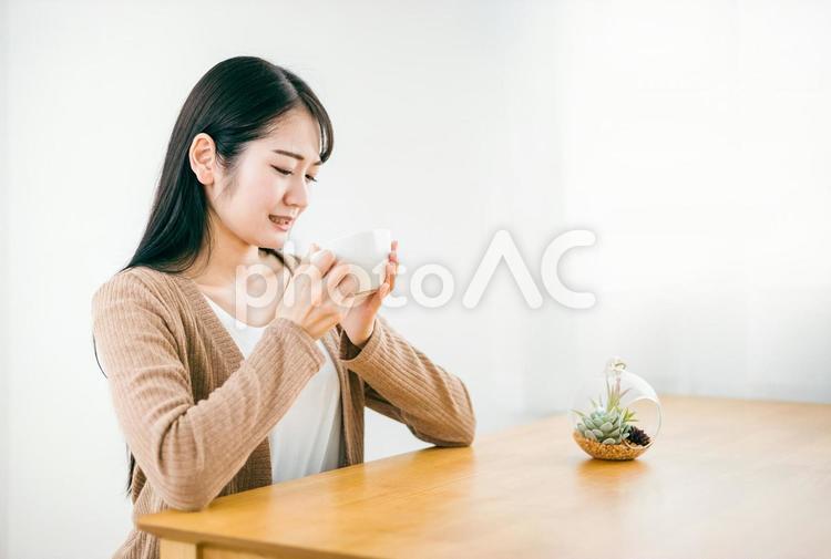 まずいスープを飲んで困る女性（味覚障害） 味覚障害,まずい,スープの写真素材