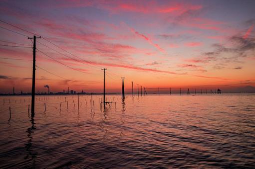海中電柱 海中電柱,久津間海岸,夕陽の写真素材