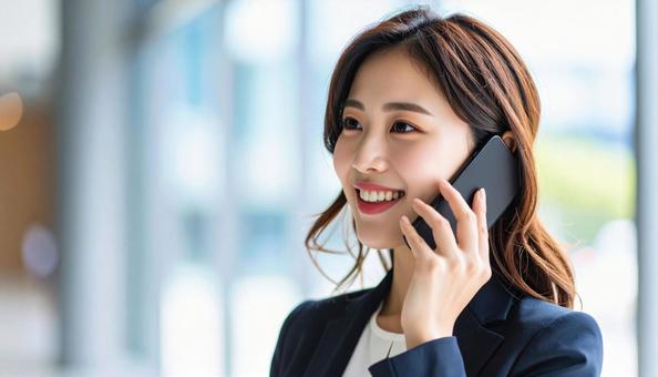 携帯電話で会話する美しい女性会社員 携帯電話で会話する美しい女性会社員の写真