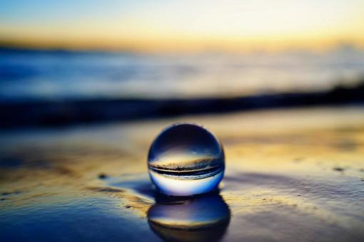 水晶玉越しの与那覇前浜の美しい夕焼け 水晶玉越しの与那覇前浜の美しい夕焼け 水晶玉,水晶玉写真,クリスタルボールの写真素材