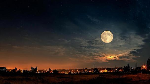 夜空を彩る月と雲のドラマティックな情景 夜空を彩る月と雲のドラマティックな情景の写真