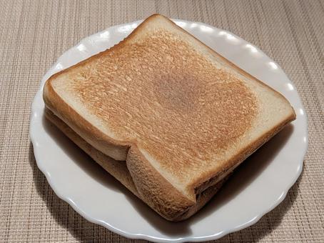 立冬の朝に自宅で焼いたホットサンドイッチの写真