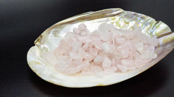 ローズクォーツさざれとシェル皿 ローズクォーツ,さざれ石,パールシェルの写真素材