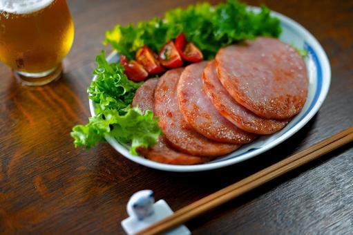 ビールとロースハム ビールとロースハム ロースハム,食事,食卓の写真素材