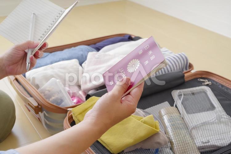 旅行の準備メモでチェックをする女性 シニア,高齢者,女性の写真素材