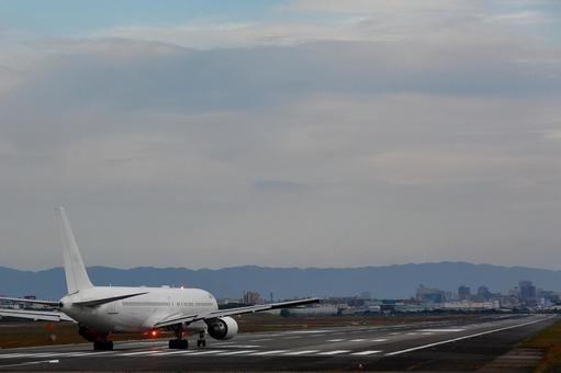 伊丹空港_逆ラン離陸待機 伊丹空港_逆ラン離陸待機 飛行機,空港,伊丹空港の写真素材