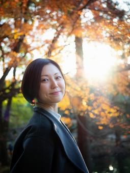 31:紅葉の公園を散策する女性 31:紅葉の公園を散策する女性 紅葉,公園,散策の写真素材