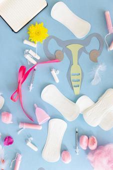 たくさんの生理用品と紙でできた子宮 生理,月経,生理用品の写真素材