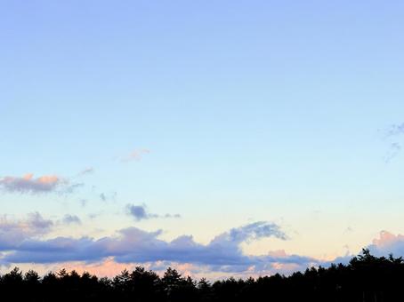 薄紅色の残る空 01 夕焼け,雲,空の写真素材