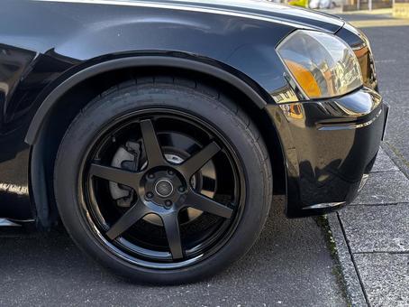 黒い車のタイヤ タイヤ,ホイル,乗り物の写真素材